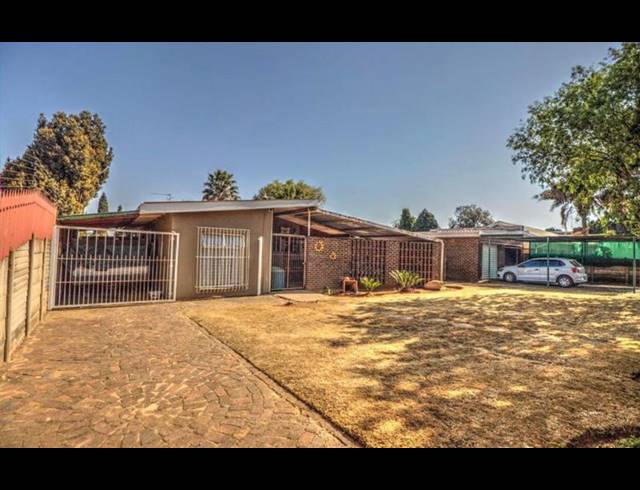 4 BEDROOM HOUSE FOR SALE IN KEMPTON PARK EXT 04